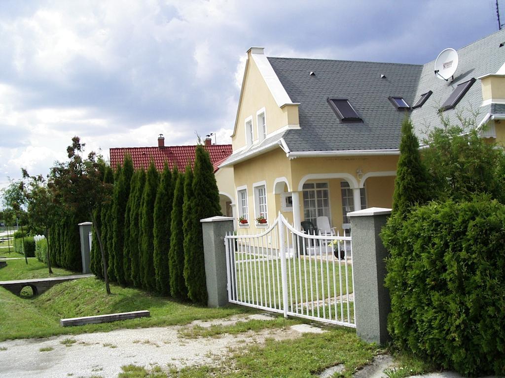 Pacsirta Apartman Lenti Ngoại thất bức ảnh